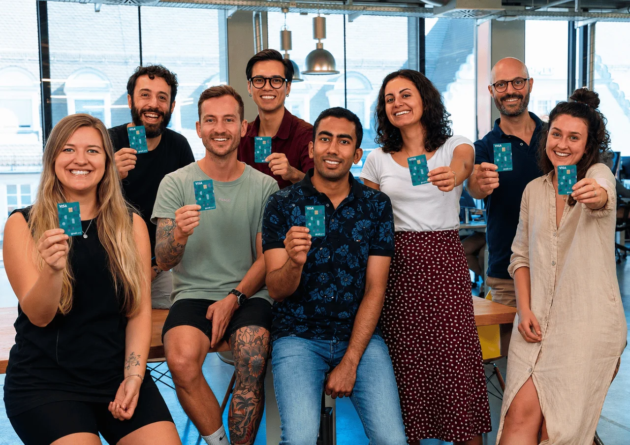 Das guud-Team zeigt seine Benefit-Karten