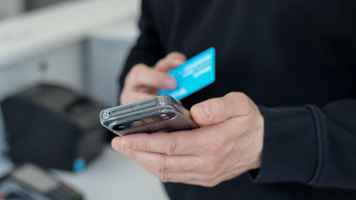 Smartphone und Ticketkarte beim Online-Ticketkauf bei OWL Verkehr
